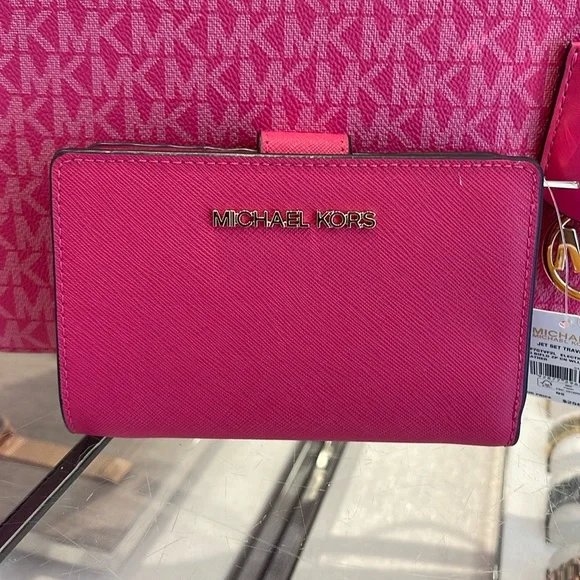 MICHAEL KORS
Medium Crossgrain Leather Wallet
Electric Pink
NWT - Picture 16 of 16
